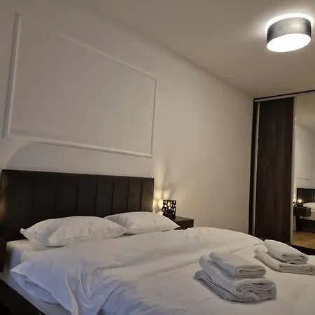 Park New Luxury With Garage *